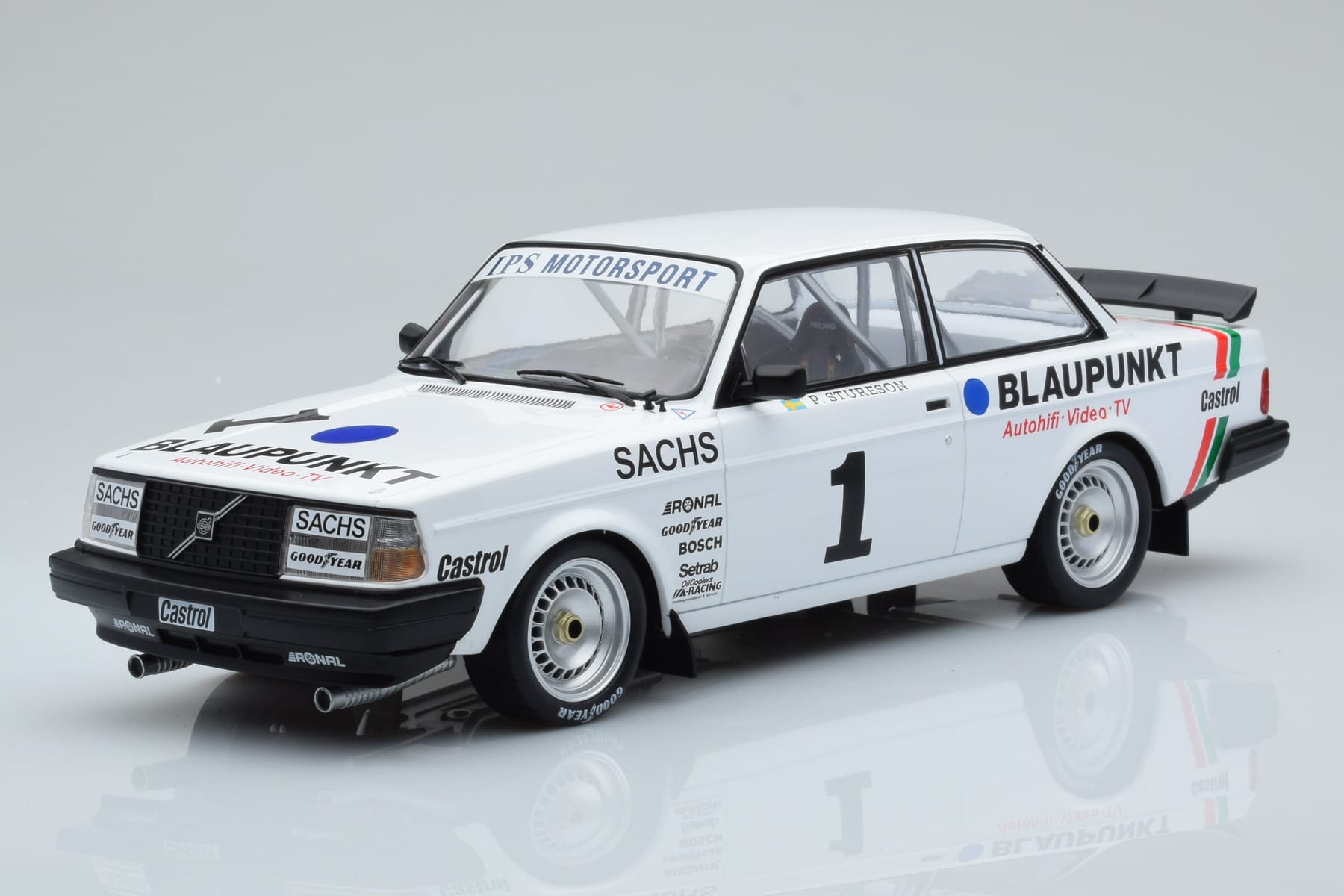 Volvo 240 Turbo IPS Racing Blaupunkt #1 P. Stureson DTM Zolder 1986 IXO 1:18 18RMC106 Метал