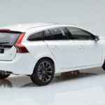 Volvo V60 D3 Crystal Бял FAW 1:18 - image 3 of 7