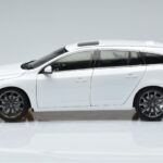 Volvo V60 D3 Crystal Бял FAW 1:18 - image 4 of 7