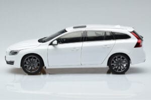 Volvo V60 D3 Crystal Бял FAW 1:18 9430840 Метал — снимка 4 от 7