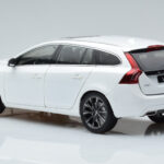 Volvo V60 D3 Crystal Бял FAW 1:18 - image 6 of 7