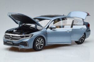 Volkswagen Passat B8 Син FAW 1:18 ZVF000003A Метал — снимка 2 от 7