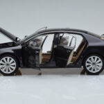 Volkswagen Phaeton V6 Mazeppa Сив Kyosho 1:18 - image 4 of 9