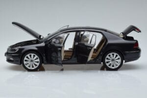 Volkswagen Phaeton V6 Mazeppa Сив Kyosho 1:18 08831MBK Метал — снимка 4 от 9