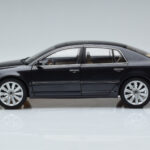 Volkswagen Phaeton V6 Mazeppa Сив Kyosho 1:18 - image 5 of 9