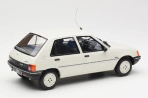 Peugeot 205 Junior Бял Otto 1:18 OT463 Смола — снимка 2 от 6