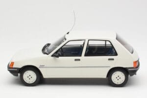 Peugeot 205 Junior Бял Otto 1:18 OT463 Смола — снимка 3 от 6