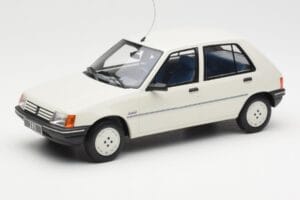 Peugeot 205 Junior Бял Otto 1:18 OT463 Смола