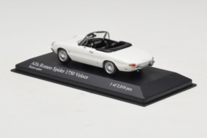 Alfa Romeo 1750 Spider Veloce Бял Minichamps 1:43 400120530 Метал — снимка 3 от 4