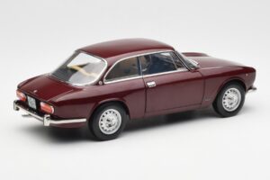 Alfa Romeo 2000 GTV Кестеняво Червен Norev 1:18 187916 Метал — снимка 3 от 8