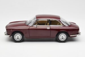 Alfa Romeo 2000 GTV Кестеняво Червен Norev 1:18 187916 Метал — снимка 4 от 8