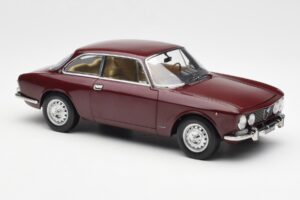 Alfa Romeo 2000 GTV Кестеняво Червен Norev 1:18 187916 Метал — снимка 6 от 8