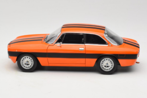Alfa Romeo 2000 GTV Оранжев Norev 1:18 187918 Метал — снимка 4 от 8