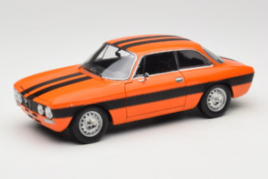 Alfa Romeo 2000 GTV Оранжев Norev 1:18 187918 Метал