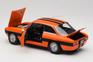 Alfa Romeo 2000 GTV Оранжев Norev 1:18 187918 Метал — снимка 5 от 8