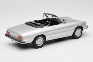 Alfa Romeo 2000 Spider Сребрист Norev 1:18 187884 Метал — снимка 2 от 6