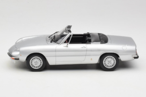 Alfa Romeo 2000 Spider Сребрист Norev 1:18 187884 Метал — снимка 3 от 6