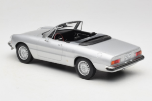 Alfa Romeo 2000 Spider Сребрист Norev 1:18 187884 Метал — снимка 5 от 6