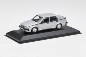 Alfa Romeo 75 3.0 V6 Сребрист Minichamps 1:43 400120461 Метал — снимка 2 от 4