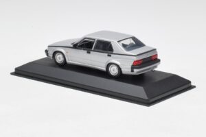 Alfa Romeo 75 3.0 V6 Сребрист Minichamps 1:43 400120461 Метал — снимка 3 от 4
