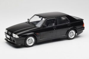 Alfa Romeo 75 Turbo Evoluzione Черен MCG 1:18 MCG18429 Метал