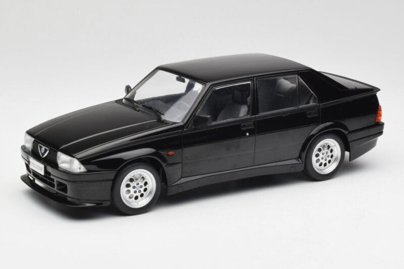 Alfa Romeo 75 Turbo Evoluzione Черен MCG 1:18 MCG18429 Метал