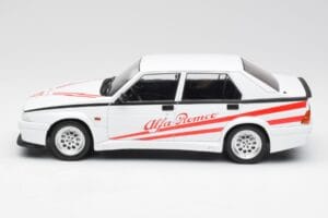 Alfa Romeo 75 Turbo Evoluzione Бял MCG 1:18 MCG18430 Метал — снимка 3 от 6