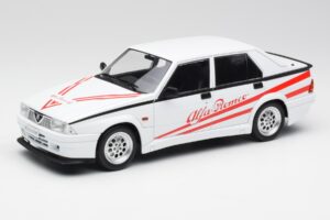 Alfa Romeo 75 Turbo Evoluzione Бял MCG 1:18 MCG18430 Метал
