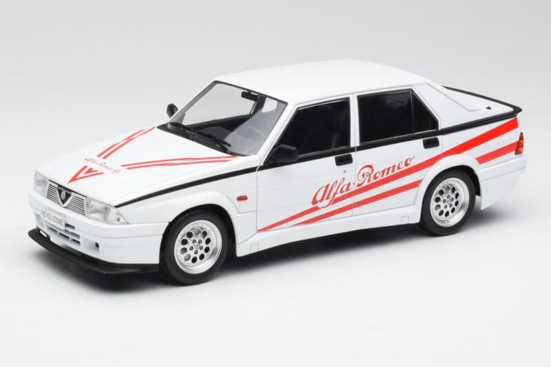 Alfa Romeo 75 Turbo Evoluzione Бял MCG 1:18 MCG18430 Метал