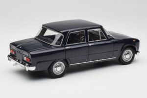 Alfa Romeo Giulia 1300 Син Minichamps 1:18 180120905 Метал — снимка 3 от 8