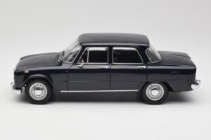 Alfa Romeo Giulia 1300 Син Minichamps 1:18 180120905 Метал — снимка 4 от 8