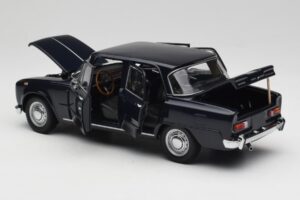 Alfa Romeo Giulia 1300 Син Minichamps 1:18 180120905 Метал — снимка 5 от 8
