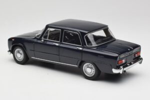 Alfa Romeo Giulia 1300 Син Minichamps 1:18 180120905 Метал — снимка 7 от 8