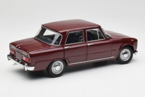 Alfa Romeo Giulia 1300 Тъмночервен Minichamps 1:18 180120906 Метал — снимка 3 от 8