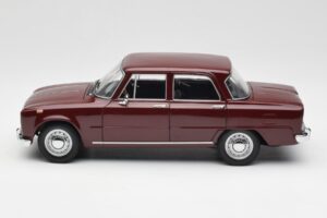 Alfa Romeo Giulia 1300 Тъмночервен Minichamps 1:18 180120906 Метал — снимка 4 от 8