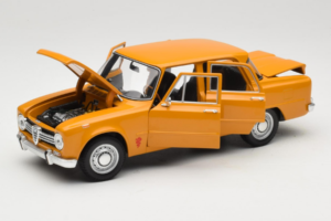 Alfa Romeo Giulia 1300 Super Оранжев Minichamps 1:18 180120900 Метал — снимка 2 от 8