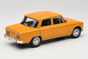 Alfa Romeo Giulia 1300 Super Оранжев Minichamps 1:18 180120900 Метал — снимка 3 от 8