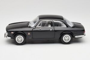 Alfa Romeo Giulia Sprint GTA Черен Road Signature 1:18 92348 Метал — снимка 4 от 8