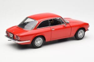 Alfa Romeo GT 1300 Junior LHD Червен AUTOart 1:18 70131 Метал — снимка 3 от 8