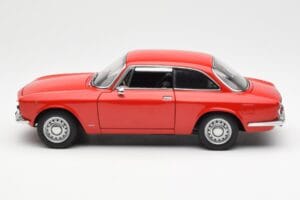 Alfa Romeo GT 1300 Junior LHD Червен AUTOart 1:18 70131 Метал — снимка 4 от 8