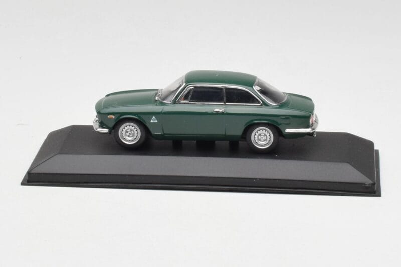 Alfa Romeo Giulia GTA 1300 Junior Зелен Minichamps 1:43 ALFA010 Метал