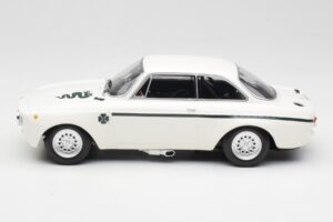 Alfa Romeo GTA 1300 Junior Бял Minichamps 1:18 155120021 Метал — снимка 3 от 6