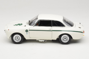 Alfa Romeo GTA 1300 Junior Бял Minichamps 1:18 100120501 Метал — снимка 4 от 8