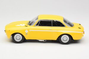 Alfa Romeo GTA 1300 Junior Жълт Minichamps 1:18 155120024 Метал — снимка 5 от 6