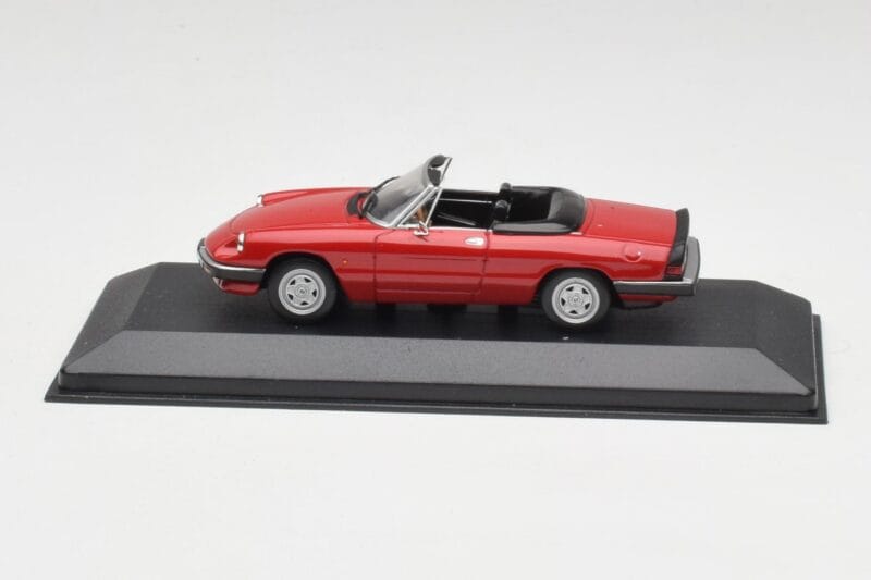 Alfa Romeo Spider 2000 Alfa Червен Minichamps 1:43 436120760 Метал