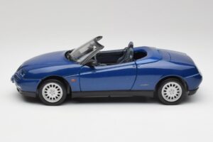 Alfa Romeo Spider 916 Periwinkle Син Maisto 1:18 50308 Метал — снимка 3 от 7