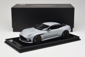 Aston Martin DB12 Nardo Gray MotorHelix 1:18 MH027NG Смола — снимка 7 от 7