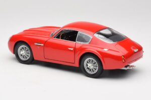 Aston Martin DB4 GT Zagato Червен Road Signature 1:18 92728 Метал — снимка 7 от 8