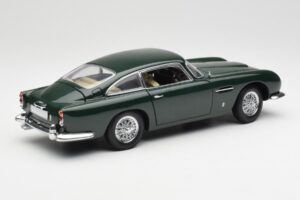 Aston Martin DB5 RHD Зелен AUTOart 1:18 70024 Метал — снимка 3 от 8