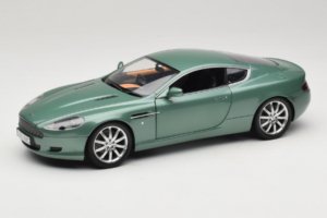 Aston Martin DB9 Зелен Minichamps 1:18 150137322 Метал